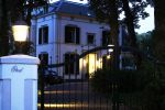 Huizen 7 8 en 9 juli 2023
De autos van Linda de Mol en Jeroen Rietbergen voor haar huis .
Linda viert haar verjaardag met vriendinnen in de tuin . Oa Susan Visser Mireille Bekooy Xenia Kasper en Lies Visschedijk waren aanwezig.