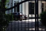 Huizen 7 8 en 9 juli 2023
De autos van Linda de Mol en Jeroen Rietbergen voor haar huis .
Linda viert haar verjaardag met vriendinnen in de tuin . Oa Susan Visser Mireille Bekooy Xenia Kasper en Lies Visschedijk waren aanwezig.
