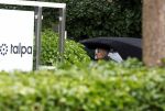 Laren 29 juni 2023
Linda de Mol rijdt in haar Porsche 911 cabrio naar het hoofdkantoor van Talpa.