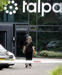 Laren 29 juni 2023
Linda de Mol rijdt in haar Porsche 911 cabrio naar het hoofdkantoor van Talpa.