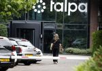 Laren 29 juni 2023
Linda de Mol rijdt in haar Porsche 911 cabrio naar het hoofdkantoor van Talpa.