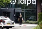 Laren 29 juni 2023
Linda de Mol rijdt in haar Porsche 911 cabrio naar het hoofdkantoor van Talpa.