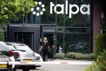Laren 29 juni 2023
Linda de Mol rijdt in haar Porsche 911 cabrio naar het hoofdkantoor van Talpa.