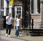 Naarden, 17 juli 2023
Linda de Mol samen met  Erland Galjaard