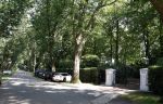 Huizen 7 8 en 9 juli 2023
De autos van Linda de Mol en Jeroen Rietbergen voor haar huis .
Linda viert haar verjaardag met vriendinnen in de tuin . Oa Susan Visser Mireille Bekooy Xenia Kasper en Lies Visschedijk waren aanwezig.
