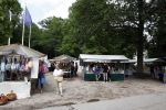 Lage Vuursche 28 juli 2023
Palijs Drakensteyn van prinss Beatrix . De poort is geschilderd en in de tuin staan hekken met donkee doeken voor privacy .Markt in Lage Vuursche