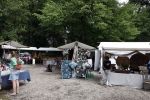 Lage Vuursche 28 juli 2023
Palijs Drakensteyn van prinss Beatrix . De poort is geschilderd en in de tuin staan hekken met donkee doeken voor privacy .Markt in Lage Vuursche