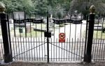 Lage Vuursche 28 juli 2023
Palijs Drakensteyn van prinss Beatrix . De poort is geschilderd en in de tuin staan hekken met donkee doeken voor privacy .Markt in Lage Vuursche