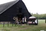 Lage Vuursche 28 juli 2023
Palijs Drakensteyn van prinss Beatrix . De poort is geschilderd en in de tuin staan hekken met donkee doeken voor privacy .Markt in Lage Vuursche