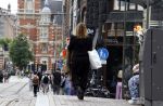 Amsterdam 14 juli 2023
Nada v Nie winkelend in het centrum van Amsterdam.