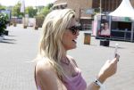 Amsterdam 8 juli 2023
Willeke Alberti krijgt uit handen van Nicolette v Dam een roze amsterdammertje als beloning voor haar prachtige carriere.  Uitreiking was op de Amsterdamse zomer.