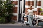 Amsterdam 21 juli 2023
Thijs Romer rijdt naar het huis van Noor Groot . Hij parkeert zijn auto ergens anders en loopt naar haar huis . 30 min later loopt hij weg  en 10 seconden later komt Noor achter hem aangerend.  Ze lopen ergens heen en ruim anderhalf uur later komt Noor alleen terug Thijs loopt naar zijn auto en rijdt weg.