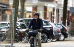 Amsterdam 29 juni 2023
Oscar Hammerstein met helm op zijn electrische v Moof fiets in Amsterdam Zuid