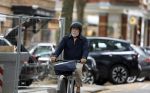 Amsterdam 29 juni 2023
Oscar Hammerstein met helm op zijn electrische v Moof fiets in Amsterdam Zuid