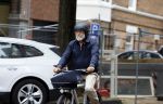 Amsterdam 29 juni 2023
Oscar Hammerstein met helm op zijn electrische v Moof fiets in Amsterdam Zuid