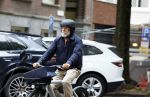Amsterdam 29 juni 2023
Oscar Hammerstein met helm op zijn electrische v Moof fiets in Amsterdam Zuid