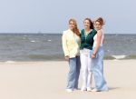 Den haag 30 juni 2023
Fotosessie op het strand Koning Willem Alexander, koningin Maxima en prinses Ariane, Prinses  Amalia en Prinses Alexia poseren tijdens de fotosessie op het strand met hond mambo.