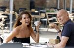 Naarden 17 juli 2023
Quinty Trustfull met haar manager Hans v d Veen op terras in naarden Vesting