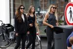 Amsterdam 14 juli 2023
Robine v d Meer met dochter en een vriendin  in Amsterdam zuid.