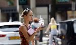 Amsterdam 11 juli 2023
Rose Bertram met dochter op straat in Amsterdam . Rose heeft een roos tatoo op haar arm.
