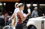 Amsterdam 11 juli 2023
Rose Bertram met dochter op straat in Amsterdam . Rose heeft een roos tatoo op haar arm.