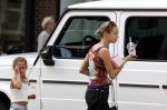 Amsterdam 11 juli 2023
Rose Bertram met dochter op straat in Amsterdam . Rose heeft een roos tatoo op haar arm.