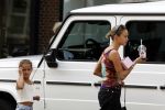 Amsterdam 11 juli 2023
Rose Bertram met dochter op straat in Amsterdam . Rose heeft een roos tatoo op haar arm.
