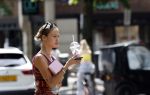 Amsterdam 11 juli 2023
Rose Bertram met dochter op straat in Amsterdam . Rose heeft een roos tatoo op haar arm.