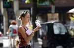 Amsterdam 11 juli 2023
Rose Bertram met dochter op straat in Amsterdam . Rose heeft een roos tatoo op haar arm.