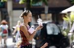 Amsterdam 11 juli 2023
Rose Bertram met dochter op straat in Amsterdam . Rose heeft een roos tatoo op haar arm.