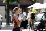 Amsterdam 11 juli 2023
Rose Bertram met dochter op straat in Amsterdam . Rose heeft een roos tatoo op haar arm.