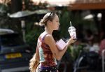 Amsterdam 11 juli 2023
Rose Bertram met dochter op straat in Amsterdam . Rose heeft een roos tatoo op haar arm.