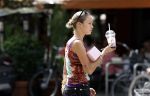 Amsterdam 11 juli 2023
Rose Bertram met dochter op straat in Amsterdam . Rose heeft een roos tatoo op haar arm.