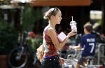 Amsterdam 11 juli 2023
Rose Bertram met dochter op straat in Amsterdam . Rose heeft een roos tatoo op haar arm.
