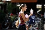 Amsterdam 11 juli 2023
Rose Bertram met dochter op straat in Amsterdam . Rose heeft een roos tatoo op haar arm.