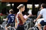 Amsterdam 11 juli 2023
Rose Bertram met dochter op straat in Amsterdam . Rose heeft een roos tatoo op haar arm.