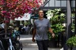 Amsterdam 18 juli 2023
Ruud Gullit en zijn vriendin Karin de Rooy op de cornelus Schuytstraat.