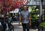 Amsterdam 18 juli 2023
Ruud Gullit en zijn vriendin Karin de Rooy op de cornelus Schuytstraat.