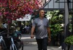 Amsterdam 18 juli 2023
Ruud Gullit en zijn vriendin Karin de Rooy op de cornelus Schuytstraat.