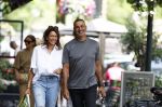 Amsterdam 18 juli 2023
Ruud Gullit en zijn vriendin Karin de Rooy op de cornelus Schuytstraat.