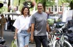 Amsterdam 18 juli 2023
Ruud Gullit en zijn vriendin Karin de Rooy op de cornelus Schuytstraat.