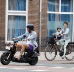 Amsterdam 16 juli 2023
Birgit Schuurman met zoontje op de fiets . Haar vriend Sander v Haarlem rijdt op scooter