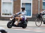 Amsterdam 16 juli 2023
Birgit Schuurman met zoontje op de fiets . Haar vriend Sander v Haarlem rijdt op scooter