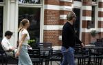 Amsterdam 21 juli 2023
Thijs Romer rijdt naar het huis van Noor Groot . Hij parkeert zijn auto ergens anders en loopt naar haar huis . 30 min later loopt hij weg  en 10 seconden later komt Noor achter hem aangerend.  Ze lopen ergens heen en ruim anderhalf uur later komt Noor alleen terug Thijs loopt naar zijn auto en rijdt weg.