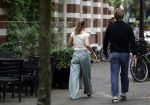 Amsterdam 21 juli 2023
Thijs Romer rijdt naar het huis van Noor Groot . Hij parkeert zijn auto ergens anders en loopt naar haar huis . 30 min later loopt hij weg  en 10 seconden later komt Noor achter hem aangerend.  Ze lopen ergens heen en ruim anderhalf uur later komt Noor alleen terug Thijs loopt naar zijn auto en rijdt weg.