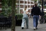 Amsterdam 21 juli 2023
Thijs Romer rijdt naar het huis van Noor Groot . Hij parkeert zijn auto ergens anders en loopt naar haar huis . 30 min later loopt hij weg  en 10 seconden later komt Noor achter hem aangerend.  Ze lopen ergens heen en ruim anderhalf uur later komt Noor alleen terug Thijs loopt naar zijn auto en rijdt weg.