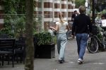 Amsterdam 21 juli 2023
Thijs Romer rijdt naar het huis van Noor Groot . Hij parkeert zijn auto ergens anders en loopt naar haar huis . 30 min later loopt hij weg  en 10 seconden later komt Noor achter hem aangerend.  Ze lopen ergens heen en ruim anderhalf uur later komt Noor alleen terug Thijs loopt naar zijn auto en rijdt weg.