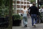 Amsterdam 21 juli 2023
Thijs Romer rijdt naar het huis van Noor Groot . Hij parkeert zijn auto ergens anders en loopt naar haar huis . 30 min later loopt hij weg  en 10 seconden later komt Noor achter hem aangerend.  Ze lopen ergens heen en ruim anderhalf uur later komt Noor alleen terug Thijs loopt naar zijn auto en rijdt weg.