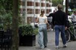 Amsterdam 21 juli 2023
Thijs Romer rijdt naar het huis van Noor Groot . Hij parkeert zijn auto ergens anders en loopt naar haar huis . 30 min later loopt hij weg  en 10 seconden later komt Noor achter hem aangerend.  Ze lopen ergens heen en ruim anderhalf uur later komt Noor alleen terug Thijs loopt naar zijn auto en rijdt weg.
