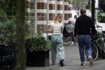 Amsterdam 21 juli 2023
Thijs Romer rijdt naar het huis van Noor Groot . Hij parkeert zijn auto ergens anders en loopt naar haar huis . 30 min later loopt hij weg  en 10 seconden later komt Noor achter hem aangerend.  Ze lopen ergens heen en ruim anderhalf uur later komt Noor alleen terug Thijs loopt naar zijn auto en rijdt weg.
